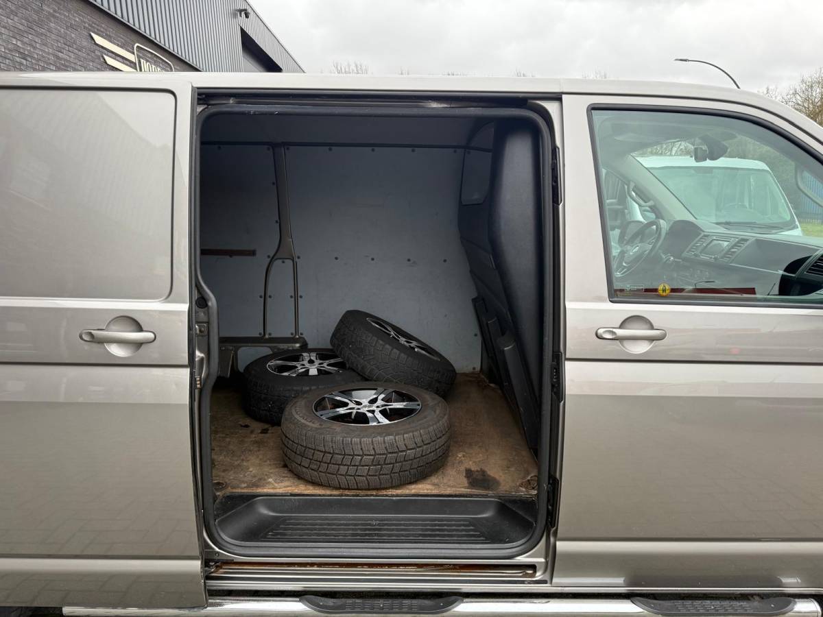 Volkswagen Transporter Volkswagen Transporter 2.0 TDI L2H1 DC Highline | 2E EIGENAAR | NW DISTR RIEM | NAVI | CAMERA | CRUISE |AIRCO |