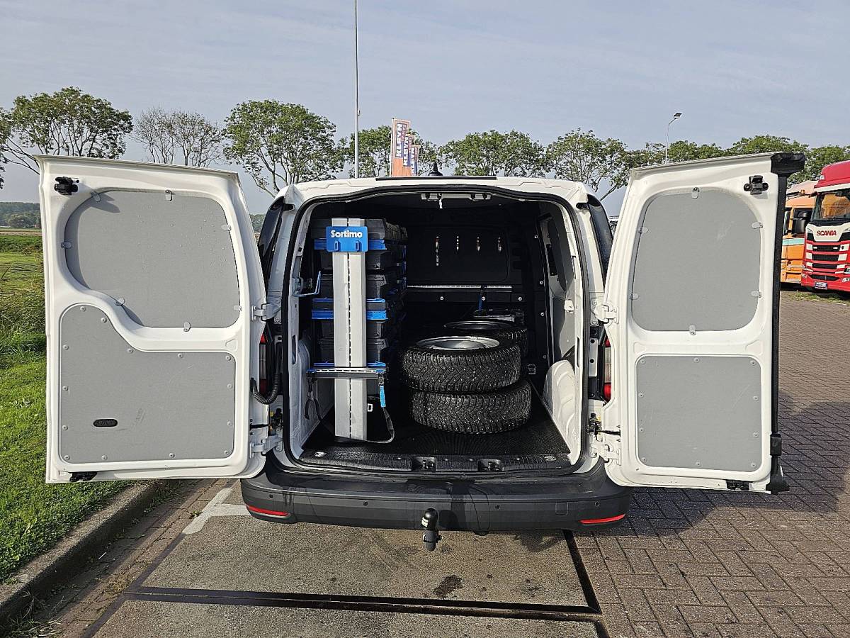 Volkswagen Caddy VOLKSWAGEN CADDY 2.0 L1 LED Navi Automaat Stoelverwarming Wp-Inrichting Trekhaak Airco Comfort-Stoel!