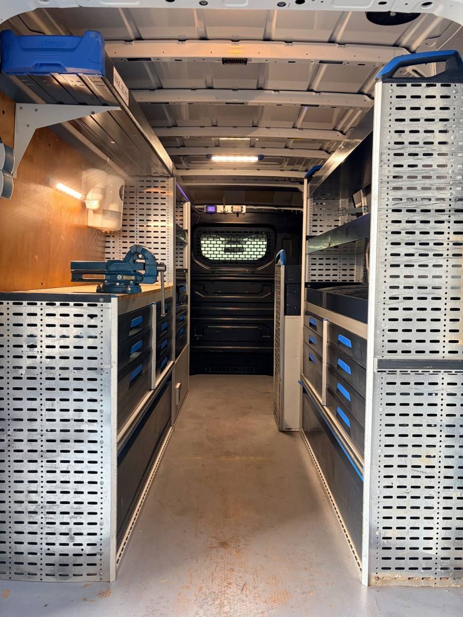 Volkswagen Crafter Volkswagen Crafter Servicewagen 35 2.0 TDI 140pk L3H3 Highline Sortimo Victron v230 Standkachel Trekhaak 3000KG RIJKLAARPRIJS