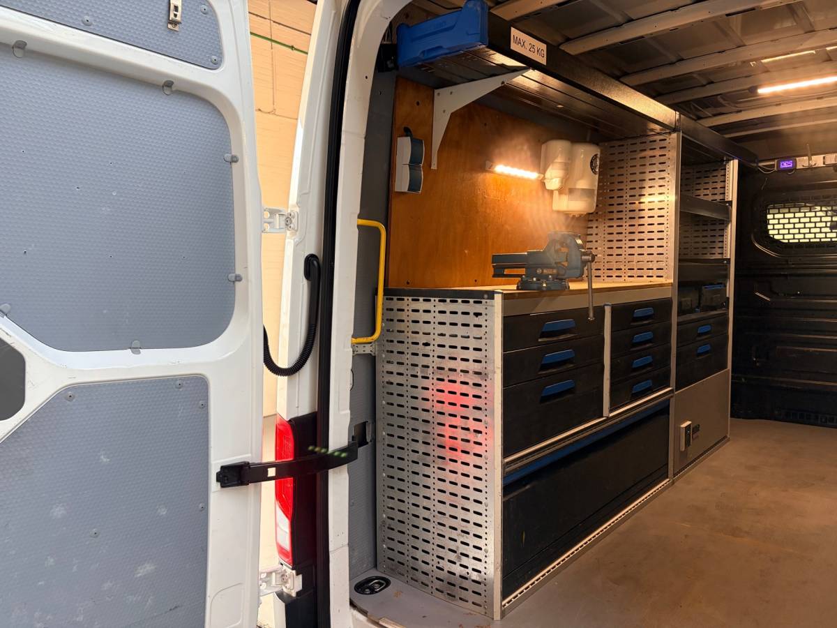 Volkswagen Crafter Volkswagen Crafter Servicewagen 35 2.0 TDI 140pk L3H3 Highline Sortimo Victron v230 Standkachel Trekhaak 3000KG RIJKLAARPRIJS