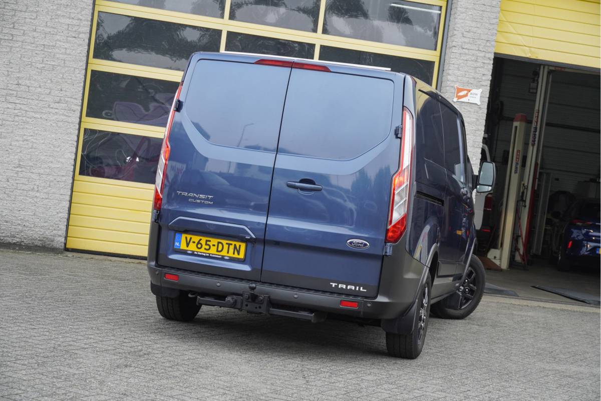 Ford Transit Custom Ford Transit Custom 300 2.0 TDCI L1H1 Trail BJ2022 Lmv 16″ (Zwart) | Led | Pdc | Trekhaak | Verwarmde voorruit | Achteruitrijcamera | Navi | Airco | Cruise control | Lederen bekleding | Verwarmde voorstoelen | Tussenschot | Achterdeuren | Zijdeur | Bijrijdersbank|3 Persoons