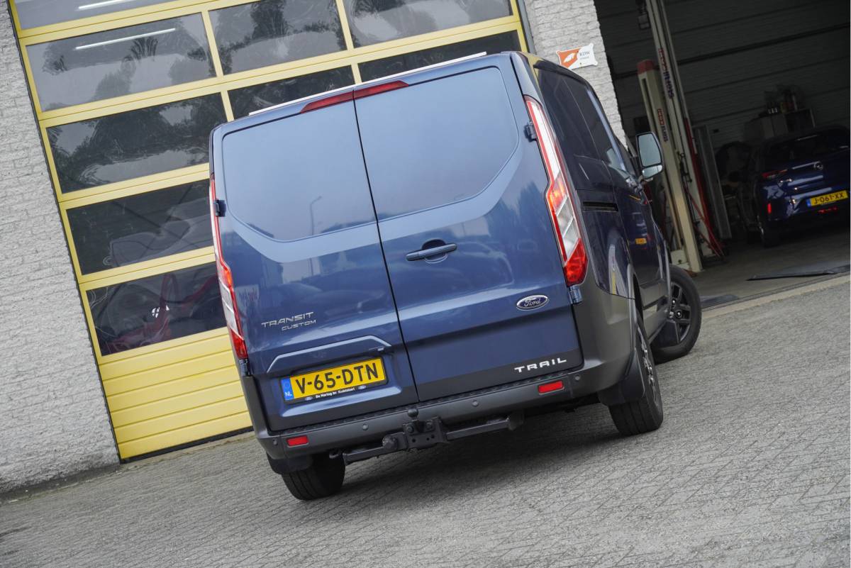 Ford Transit Custom Ford Transit Custom 300 2.0 TDCI L1H1 Trail BJ2022 Lmv 16″ (Zwart) | Led | Pdc | Trekhaak | Verwarmde voorruit | Achteruitrijcamera | Navi | Airco | Cruise control | Lederen bekleding | Verwarmde voorstoelen | Tussenschot | Achterdeuren | Zijdeur | Bijrijdersbank|3 Persoons