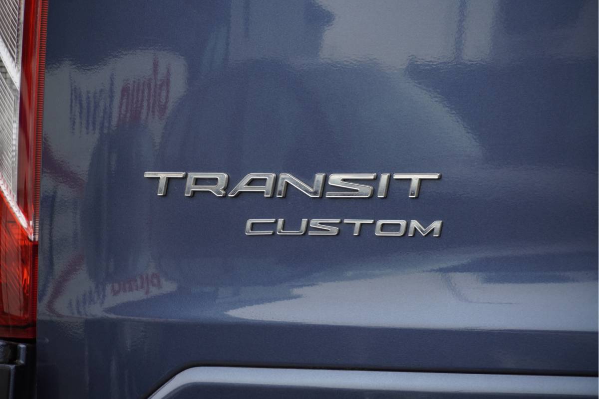 Ford Transit Custom Ford Transit Custom 300 2.0 TDCI L1H1 Trail BJ2022 Lmv 16″ (Zwart) | Led | Pdc | Trekhaak | Verwarmde voorruit | Achteruitrijcamera | Navi | Airco | Cruise control | Lederen bekleding | Verwarmde voorstoelen | Tussenschot | Achterdeuren | Zijdeur | Bijrijdersbank|3 Persoons