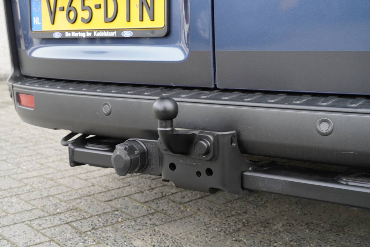 Ford Transit Custom Ford Transit Custom 300 2.0 TDCI L1H1 Trail BJ2022 Lmv 16″ (Zwart) | Led | Pdc | Trekhaak | Verwarmde voorruit | Achteruitrijcamera | Navi | Airco | Cruise control | Lederen bekleding | Verwarmde voorstoelen | Tussenschot | Achterdeuren | Zijdeur | Bijrijdersbank|3 Persoons