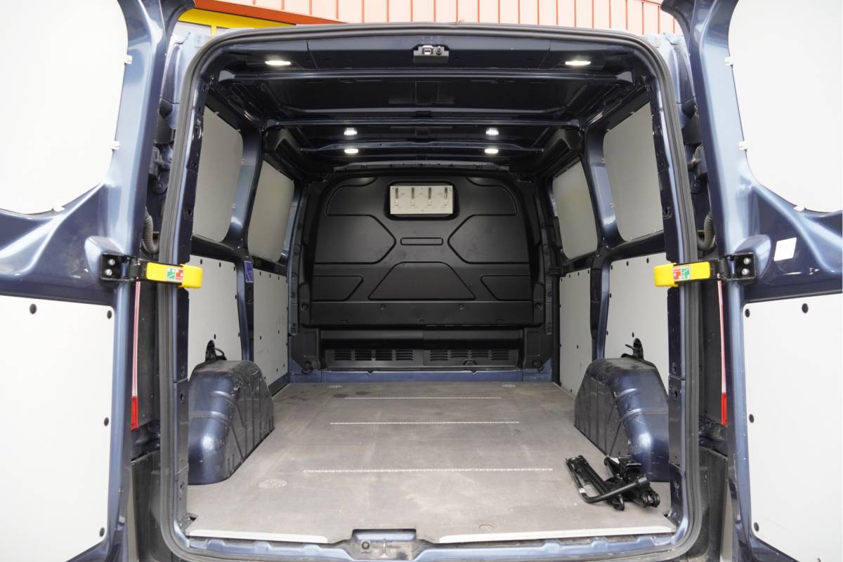 Ford Transit Custom Ford Transit Custom 300 2.0 TDCI L1H1 Trail BJ2022 Lmv 16″ (Zwart) | Led | Pdc | Trekhaak | Verwarmde voorruit | Achteruitrijcamera | Navi | Airco | Cruise control | Lederen bekleding | Verwarmde voorstoelen | Tussenschot | Achterdeuren | Zijdeur | Bijrijdersbank|3 Persoons