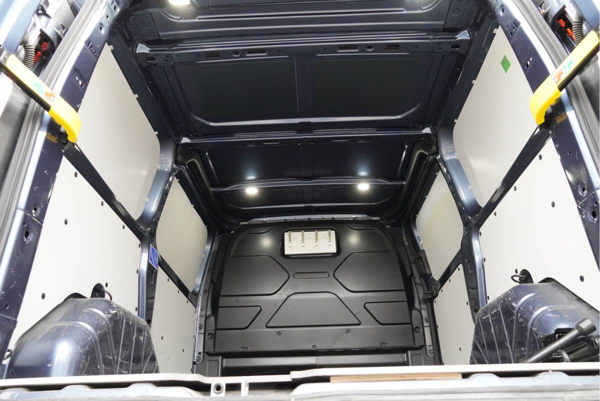 Ford Transit Custom Ford Transit Custom 300 2.0 TDCI L1H1 Trail BJ2022 Lmv 16″ (Zwart) | Led | Pdc | Trekhaak | Verwarmde voorruit | Achteruitrijcamera | Navi | Airco | Cruise control | Lederen bekleding | Verwarmde voorstoelen | Tussenschot | Achterdeuren | Zijdeur | Bijrijdersbank|3 Persoons
