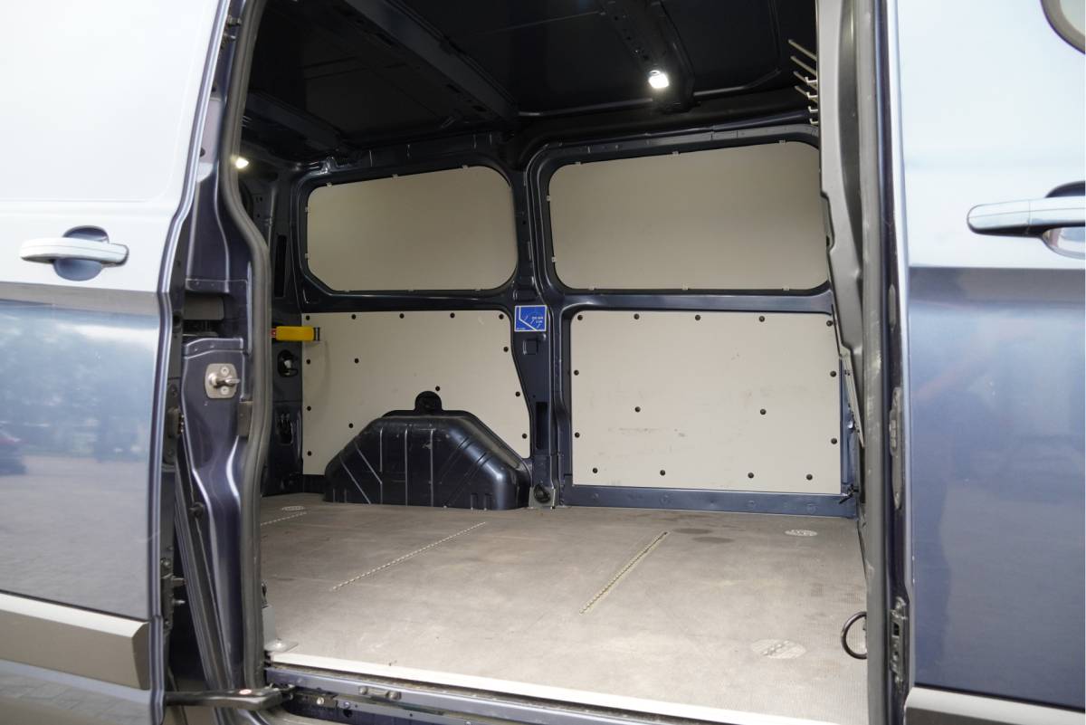 Ford Transit Custom Ford Transit Custom 300 2.0 TDCI L1H1 Trail BJ2022 Lmv 16″ (Zwart) | Led | Pdc | Trekhaak | Verwarmde voorruit | Achteruitrijcamera | Navi | Airco | Cruise control | Lederen bekleding | Verwarmde voorstoelen | Tussenschot | Achterdeuren | Zijdeur | Bijrijdersbank|3 Persoons