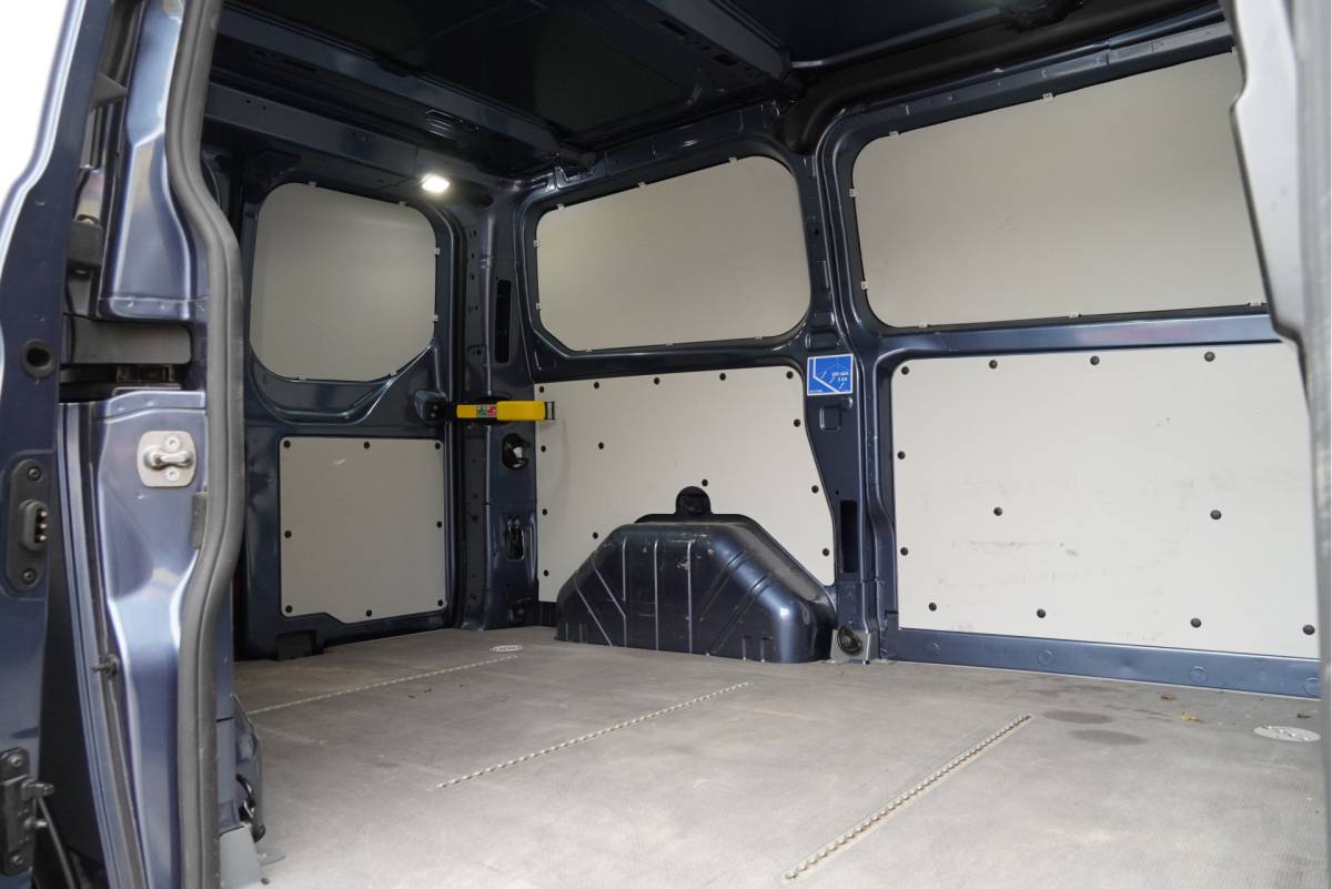 Ford Transit Custom Ford Transit Custom 300 2.0 TDCI L1H1 Trail BJ2022 Lmv 16″ (Zwart) | Led | Pdc | Trekhaak | Verwarmde voorruit | Achteruitrijcamera | Navi | Airco | Cruise control | Lederen bekleding | Verwarmde voorstoelen | Tussenschot | Achterdeuren | Zijdeur | Bijrijdersbank|3 Persoons