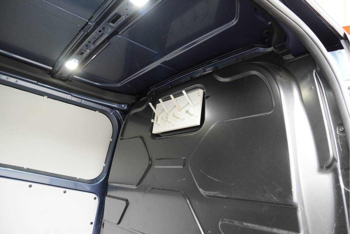 Ford Transit Custom Ford Transit Custom 300 2.0 TDCI L1H1 Trail BJ2022 Lmv 16″ (Zwart) | Led | Pdc | Trekhaak | Verwarmde voorruit | Achteruitrijcamera | Navi | Airco | Cruise control | Lederen bekleding | Verwarmde voorstoelen | Tussenschot | Achterdeuren | Zijdeur | Bijrijdersbank|3 Persoons