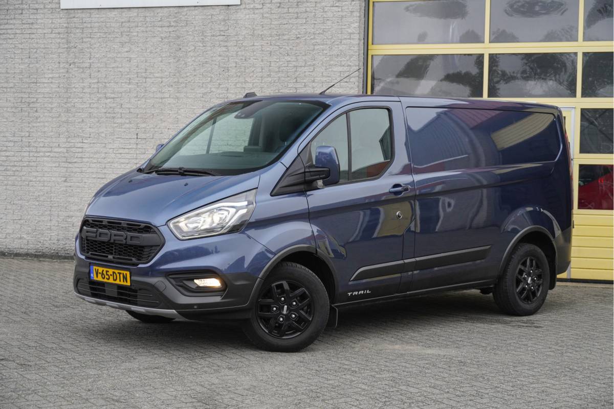 Ford Transit Custom Ford Transit Custom 300 2.0 TDCI L1H1 Trail BJ2022 Lmv 16″ (Zwart) | Led | Pdc | Trekhaak | Verwarmde voorruit | Achteruitrijcamera | Navi | Airco | Cruise control | Lederen bekleding | Verwarmde voorstoelen | Tussenschot | Achterdeuren | Zijdeur | Bijrijdersbank|3 Persoons