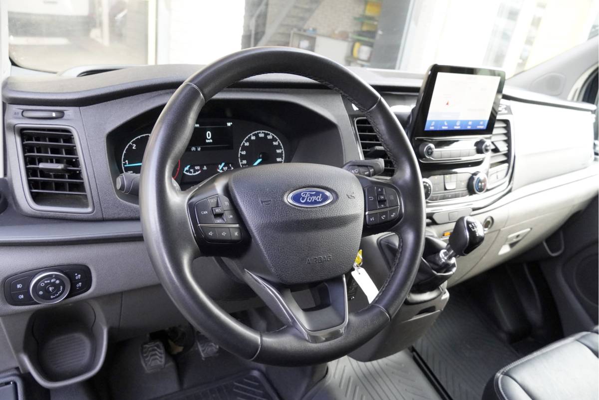 Ford Transit Custom Ford Transit Custom 300 2.0 TDCI L1H1 Trail BJ2022 Lmv 16″ (Zwart) | Led | Pdc | Trekhaak | Verwarmde voorruit | Achteruitrijcamera | Navi | Airco | Cruise control | Lederen bekleding | Verwarmde voorstoelen | Tussenschot | Achterdeuren | Zijdeur | Bijrijdersbank|3 Persoons