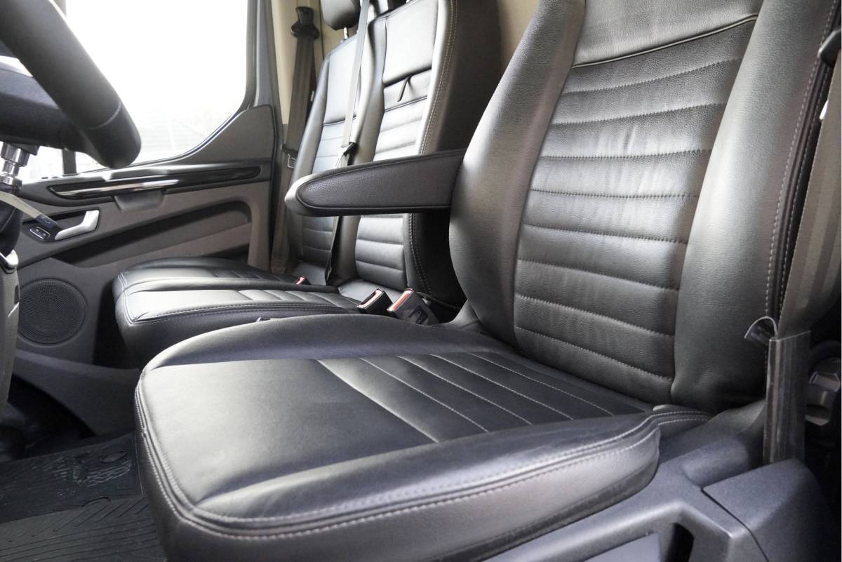 Ford Transit Custom Ford Transit Custom 300 2.0 TDCI L1H1 Trail BJ2022 Lmv 16″ (Zwart) | Led | Pdc | Trekhaak | Verwarmde voorruit | Achteruitrijcamera | Navi | Airco | Cruise control | Lederen bekleding | Verwarmde voorstoelen | Tussenschot | Achterdeuren | Zijdeur | Bijrijdersbank|3 Persoons