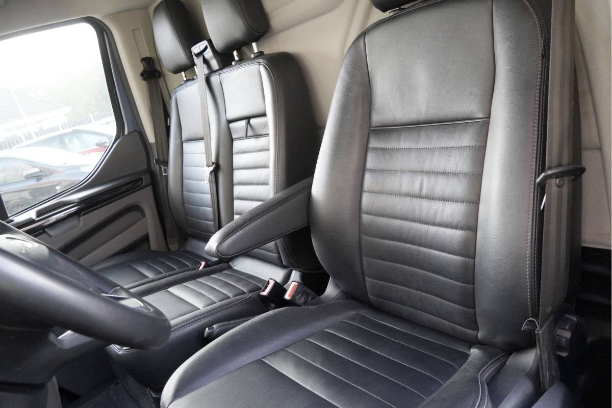 Ford Transit Custom Ford Transit Custom 300 2.0 TDCI L1H1 Trail BJ2022 Lmv 16″ (Zwart) | Led | Pdc | Trekhaak | Verwarmde voorruit | Achteruitrijcamera | Navi | Airco | Cruise control | Lederen bekleding | Verwarmde voorstoelen | Tussenschot | Achterdeuren | Zijdeur | Bijrijdersbank|3 Persoons