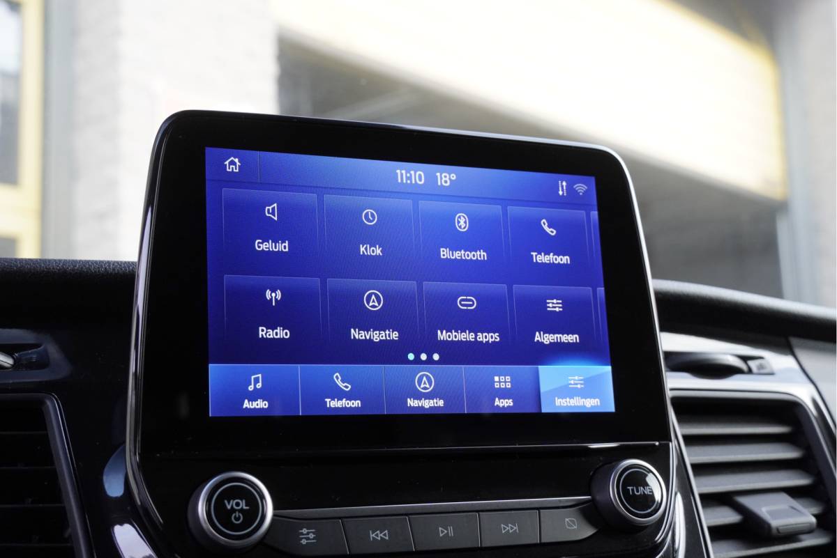 Ford Transit Custom Ford Transit Custom 300 2.0 TDCI L1H1 Trail BJ2022 Lmv 16″ (Zwart) | Led | Pdc | Trekhaak | Verwarmde voorruit | Achteruitrijcamera | Navi | Airco | Cruise control | Lederen bekleding | Verwarmde voorstoelen | Tussenschot | Achterdeuren | Zijdeur | Bijrijdersbank|3 Persoons