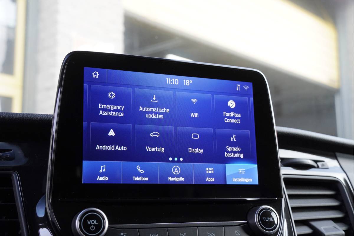 Ford Transit Custom Ford Transit Custom 300 2.0 TDCI L1H1 Trail BJ2022 Lmv 16″ (Zwart) | Led | Pdc | Trekhaak | Verwarmde voorruit | Achteruitrijcamera | Navi | Airco | Cruise control | Lederen bekleding | Verwarmde voorstoelen | Tussenschot | Achterdeuren | Zijdeur | Bijrijdersbank|3 Persoons