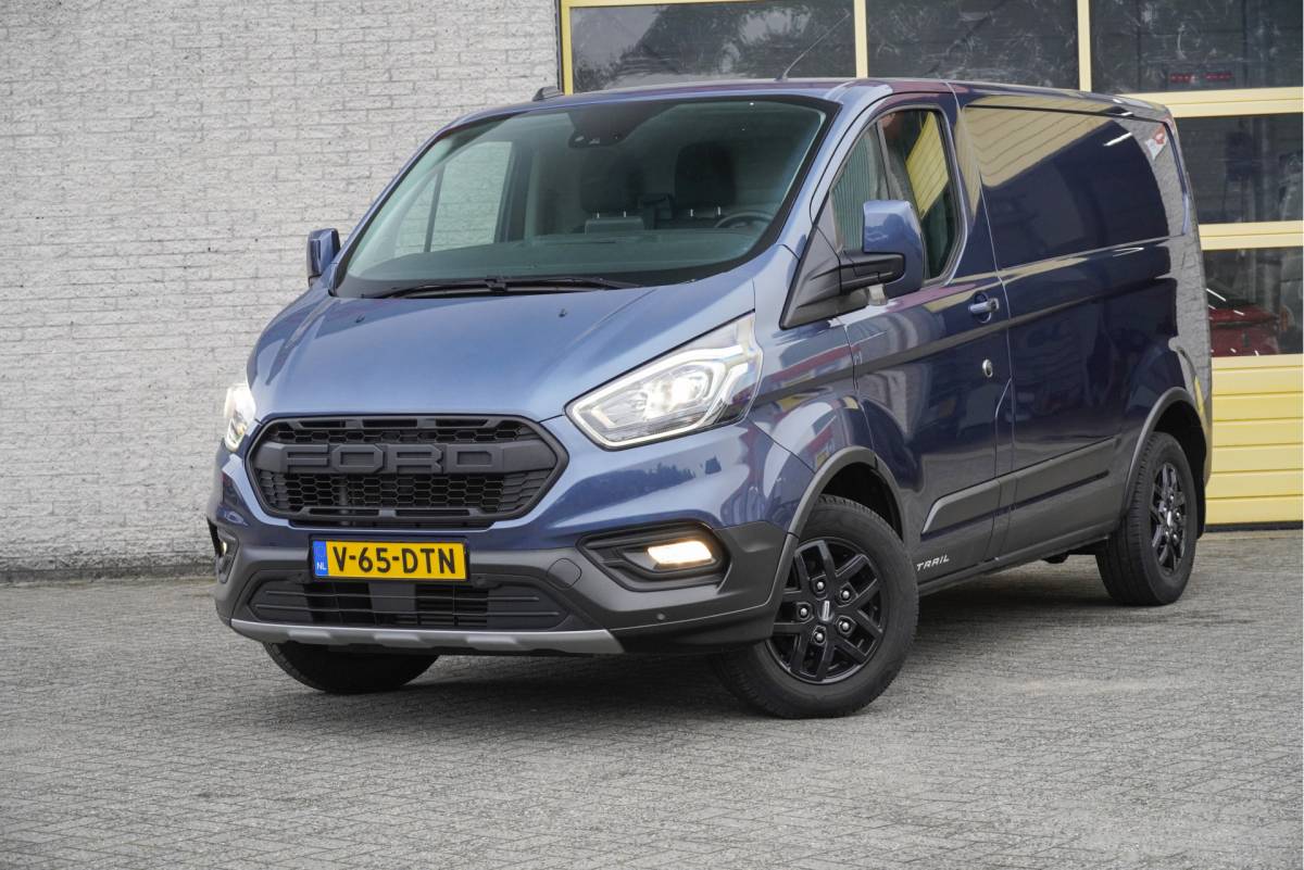 Ford Transit Custom Ford Transit Custom 300 2.0 TDCI L1H1 Trail BJ2022 Lmv 16″ (Zwart) | Led | Pdc | Trekhaak | Verwarmde voorruit | Achteruitrijcamera | Navi | Airco | Cruise control | Lederen bekleding | Verwarmde voorstoelen | Tussenschot | Achterdeuren | Zijdeur | Bijrijdersbank|3 Persoons