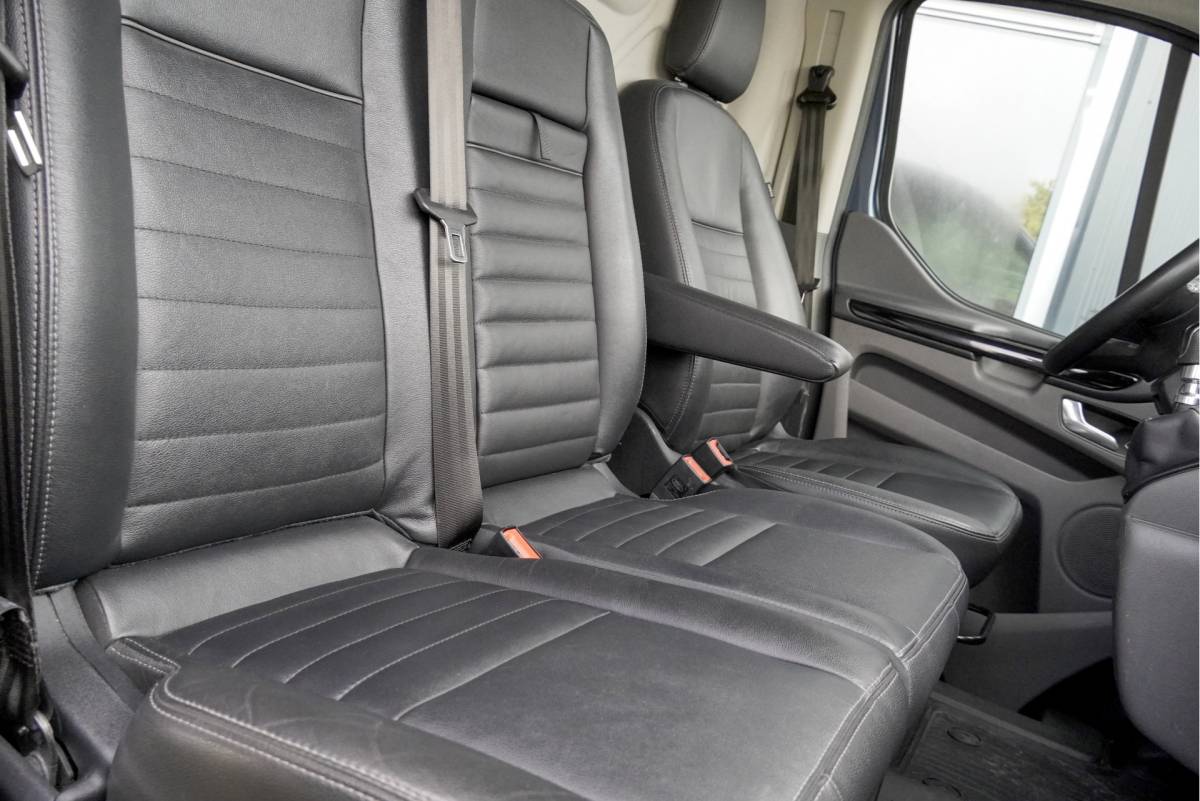 Ford Transit Custom Ford Transit Custom 300 2.0 TDCI L1H1 Trail BJ2022 Lmv 16″ (Zwart) | Led | Pdc | Trekhaak | Verwarmde voorruit | Achteruitrijcamera | Navi | Airco | Cruise control | Lederen bekleding | Verwarmde voorstoelen | Tussenschot | Achterdeuren | Zijdeur | Bijrijdersbank|3 Persoons