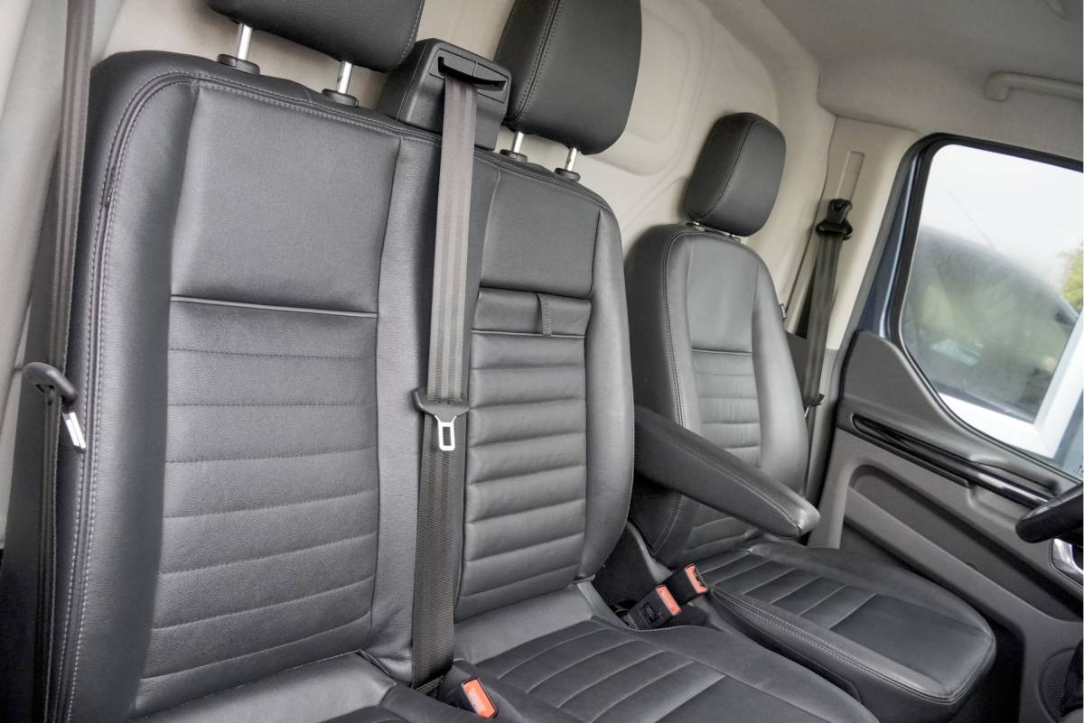Ford Transit Custom Ford Transit Custom 300 2.0 TDCI L1H1 Trail BJ2022 Lmv 16″ (Zwart) | Led | Pdc | Trekhaak | Verwarmde voorruit | Achteruitrijcamera | Navi | Airco | Cruise control | Lederen bekleding | Verwarmde voorstoelen | Tussenschot | Achterdeuren | Zijdeur | Bijrijdersbank|3 Persoons