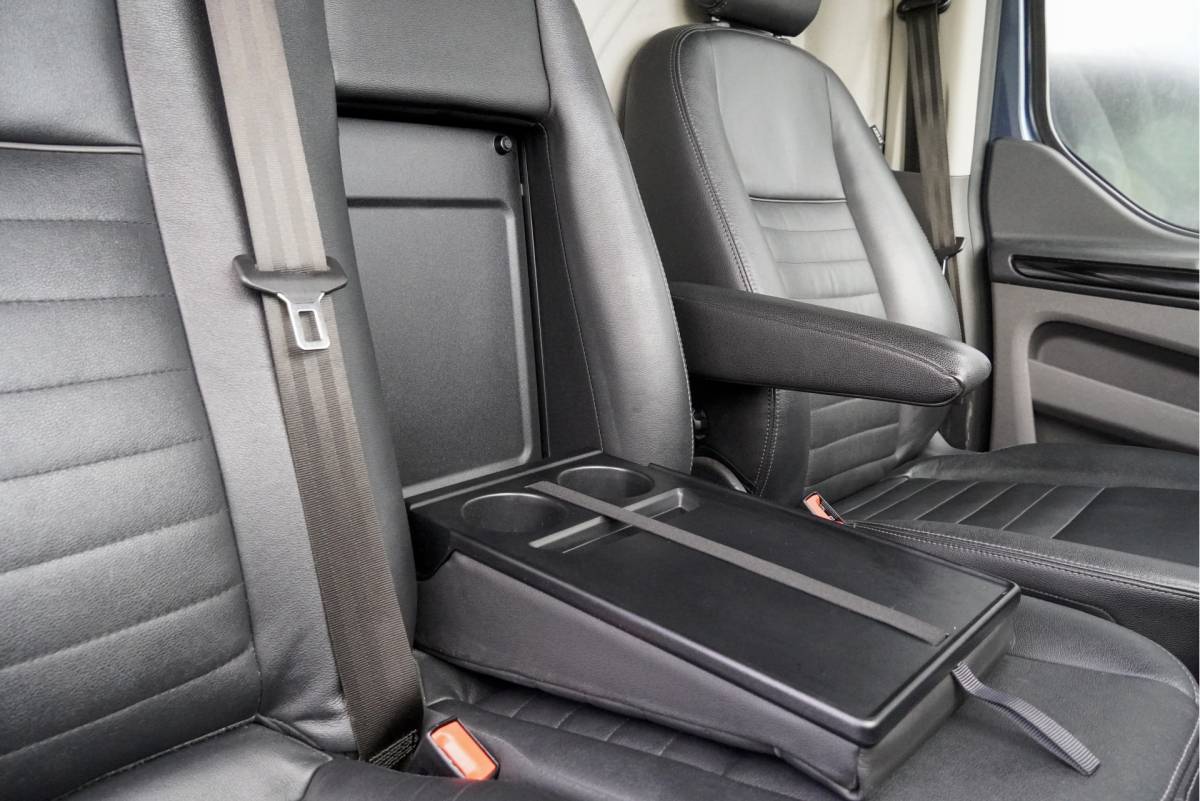 Ford Transit Custom Ford Transit Custom 300 2.0 TDCI L1H1 Trail BJ2022 Lmv 16″ (Zwart) | Led | Pdc | Trekhaak | Verwarmde voorruit | Achteruitrijcamera | Navi | Airco | Cruise control | Lederen bekleding | Verwarmde voorstoelen | Tussenschot | Achterdeuren | Zijdeur | Bijrijdersbank|3 Persoons