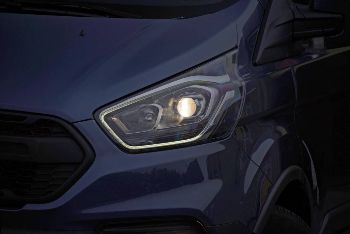 Ford Transit Custom Ford Transit Custom 300 2.0 TDCI L1H1 Trail BJ2022 Lmv 16″ (Zwart) | Led | Pdc | Trekhaak | Verwarmde voorruit | Achteruitrijcamera | Navi | Airco | Cruise control | Lederen bekleding | Verwarmde voorstoelen | Tussenschot | Achterdeuren | Zijdeur | Bijrijdersbank|3 Persoons