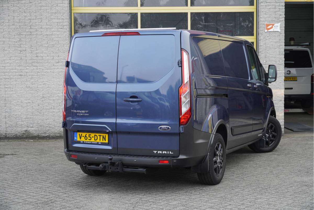 Ford Transit Custom Ford Transit Custom 300 2.0 TDCI L1H1 Trail BJ2022 Lmv 16″ (Zwart) | Led | Pdc | Trekhaak | Verwarmde voorruit | Achteruitrijcamera | Navi | Airco | Cruise control | Lederen bekleding | Verwarmde voorstoelen | Tussenschot | Achterdeuren | Zijdeur | Bijrijdersbank|3 Persoons