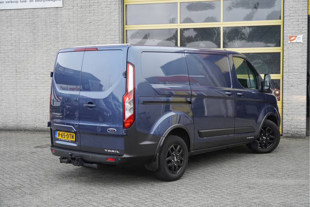 Ford Transit Custom Ford Transit Custom 300 2.0 TDCI L1H1 Trail BJ2022 Lmv 16″ (Zwart) | Led | Pdc | Trekhaak | Verwarmde voorruit | Achteruitrijcamera | Navi | Airco | Cruise control | Lederen bekleding | Verwarmde voorstoelen | Tussenschot | Achterdeuren | Zijdeur | Bijrijdersbank|3 Persoons