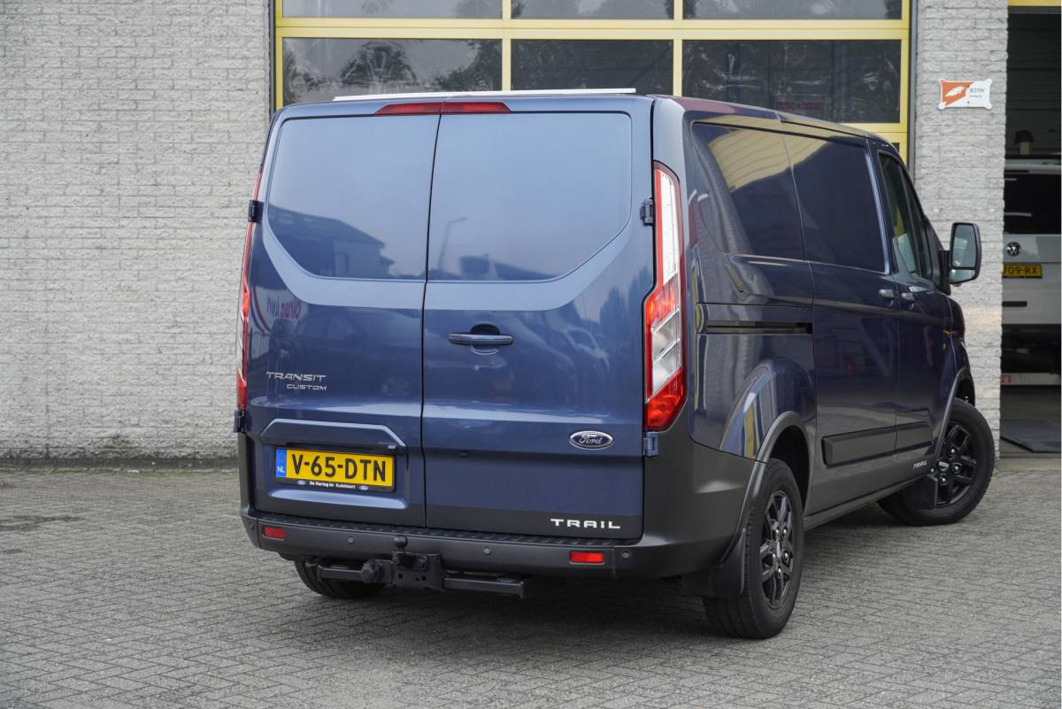 Ford Transit Custom Ford Transit Custom 300 2.0 TDCI L1H1 Trail BJ2022 Lmv 16″ (Zwart) | Led | Pdc | Trekhaak | Verwarmde voorruit | Achteruitrijcamera | Navi | Airco | Cruise control | Lederen bekleding | Verwarmde voorstoelen | Tussenschot | Achterdeuren | Zijdeur | Bijrijdersbank|3 Persoons
