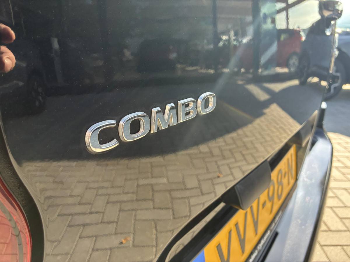 Opel Combo Opel Combo 1.5D 130Pk Automaat(8) L1H1 | Climate control | Camera | Navigatie | 3-Persoons | Stoel & Stuurverwarming | Elektrisch Pakket | Parkpilot |