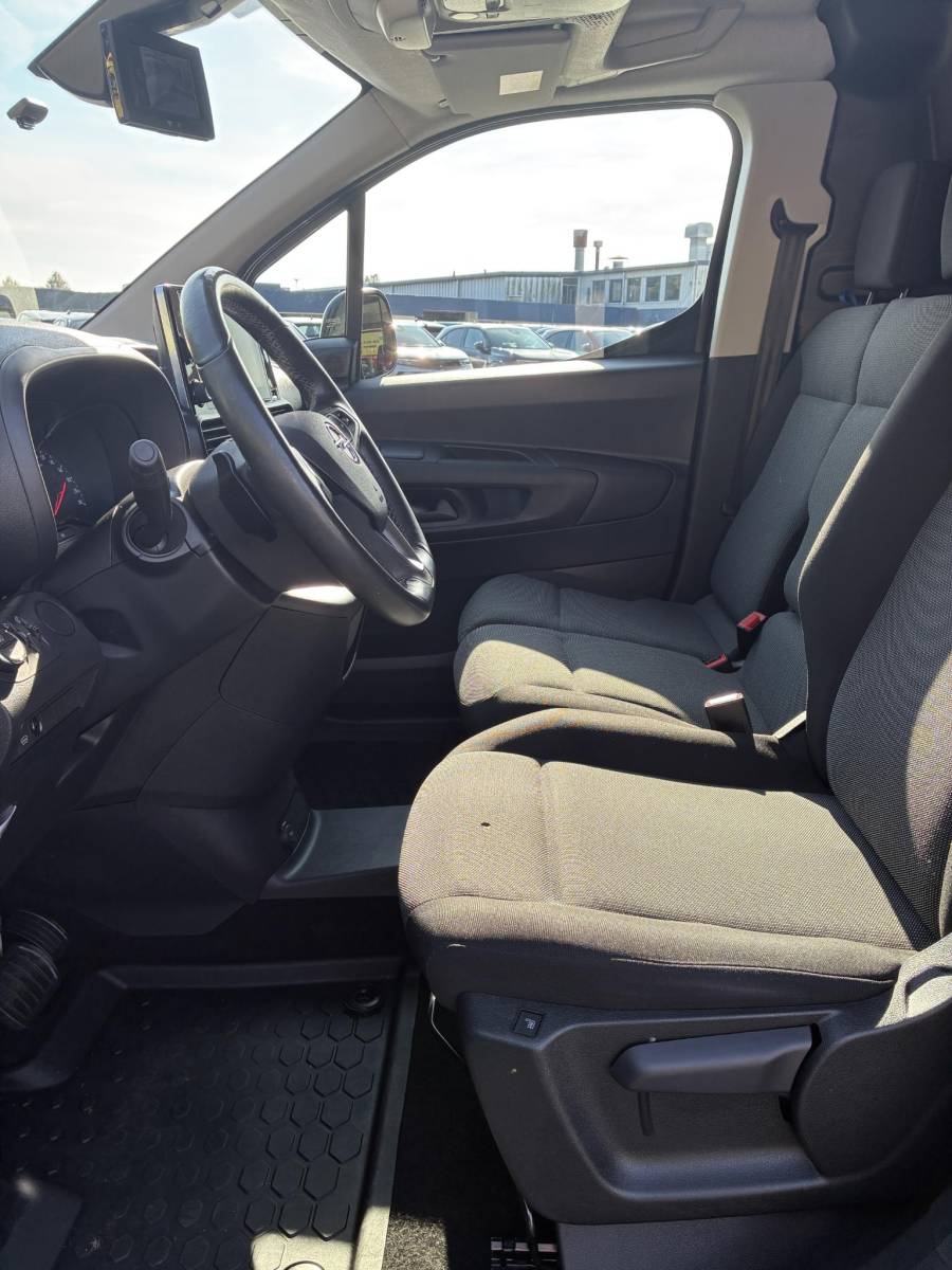 Opel Combo Opel Combo 1.5D 130Pk Automaat(8) L1H1 | Climate control | Camera | Navigatie | 3-Persoons | Stoel & Stuurverwarming | Elektrisch Pakket | Parkpilot |