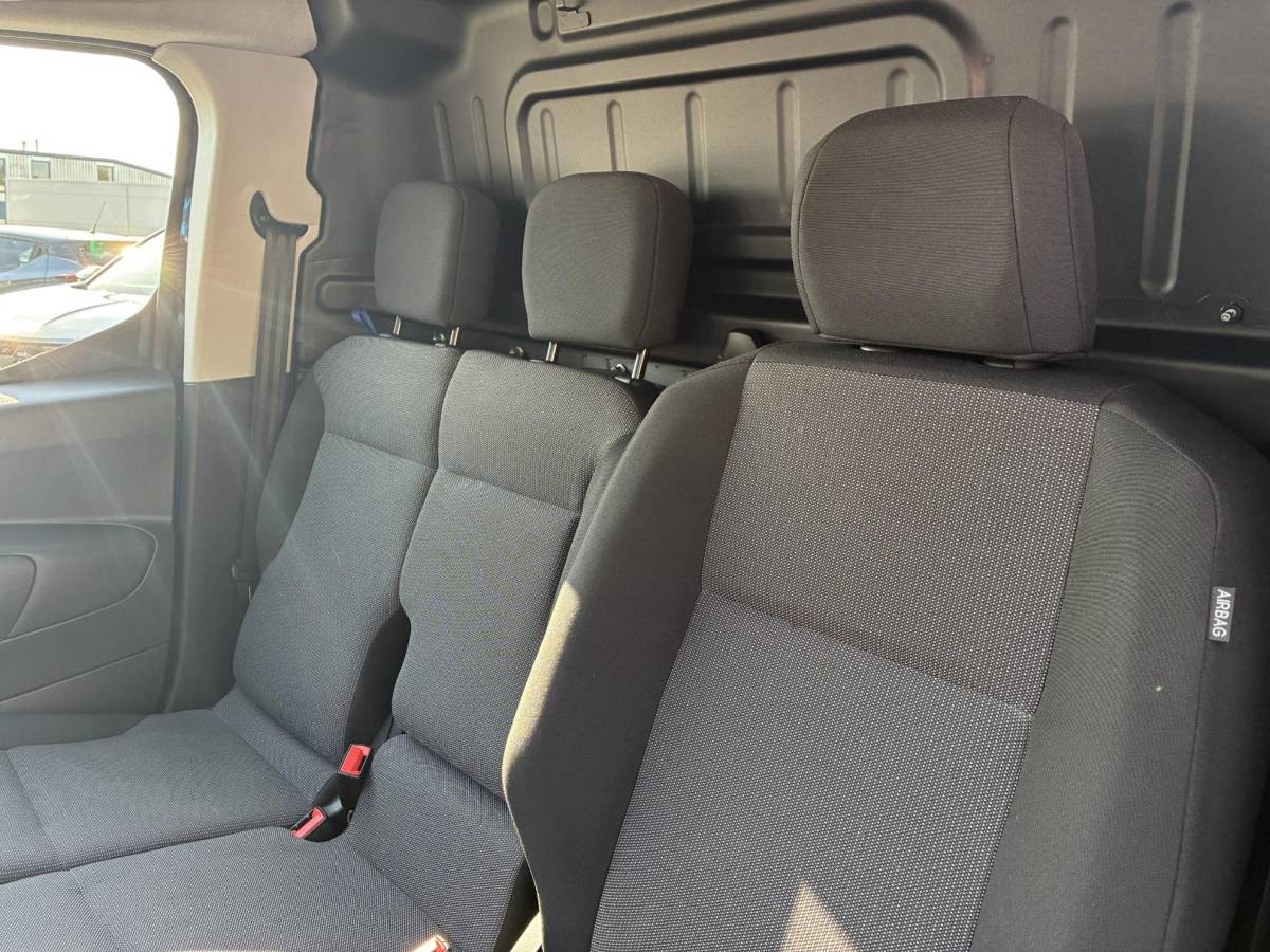 Opel Combo Opel Combo 1.5D 130Pk Automaat(8) L1H1 | Climate control | Camera | Navigatie | 3-Persoons | Stoel & Stuurverwarming | Elektrisch Pakket | Parkpilot |