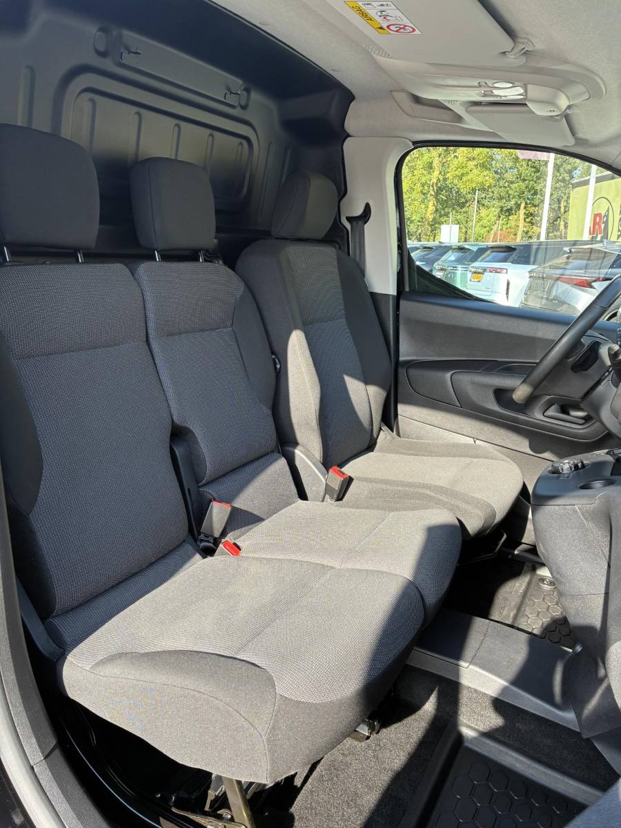 Opel Combo Opel Combo 1.5D 130Pk Automaat(8) L1H1 | Climate control | Camera | Navigatie | 3-Persoons | Stoel & Stuurverwarming | Elektrisch Pakket | Parkpilot |