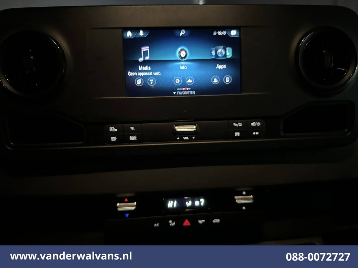 Mercedes-Benz Sprinter Mercedes-Benz Sprinter 317 CDI 170pk L3H2 Euro6 Airco | Camera | Navigatie | Apple Carplay | Trekhaak | Stoelverwarming Android Auto, Parkeersensoren, Bijrijdersbank