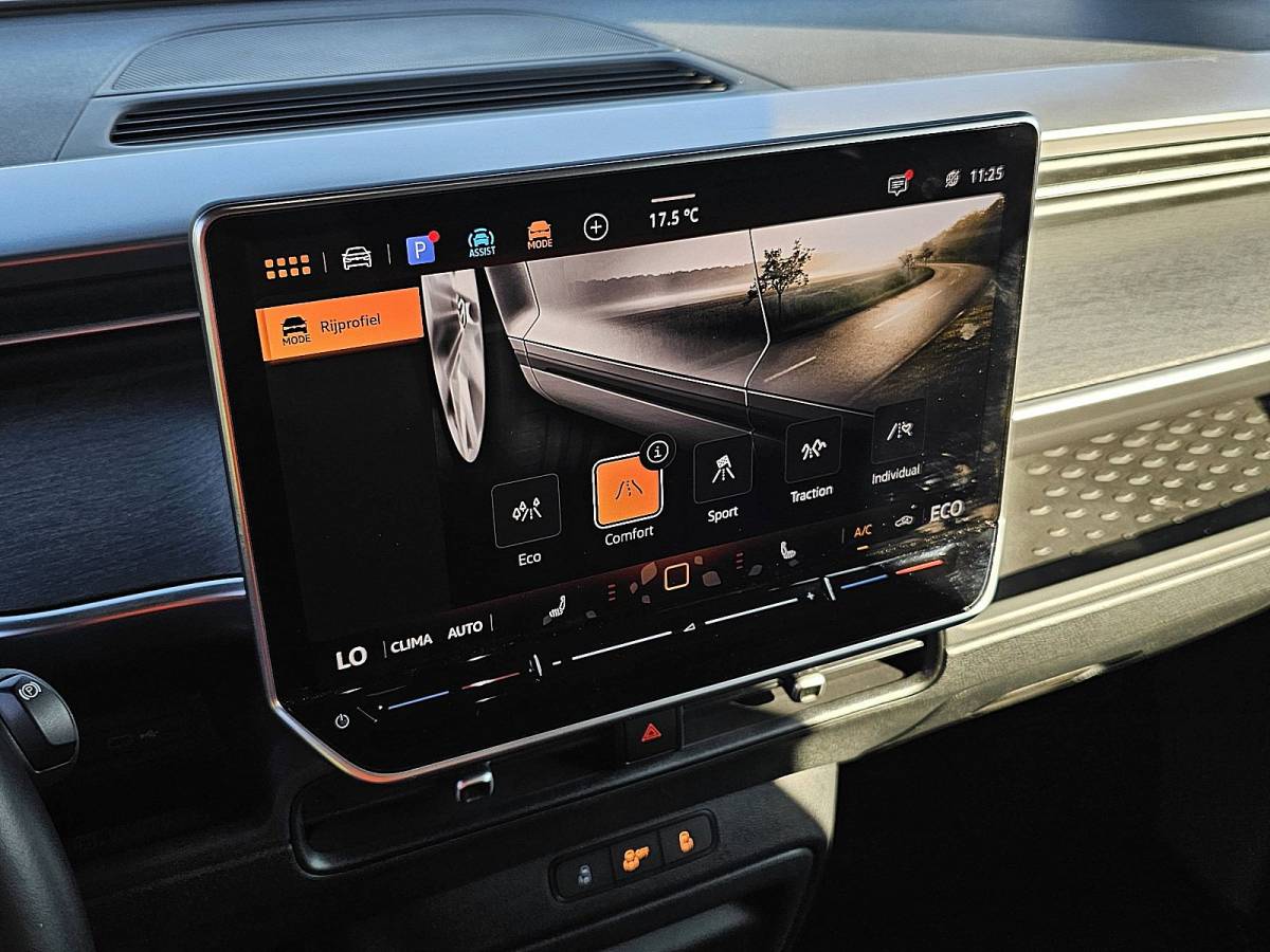 Volkswagen ID. Buzz VOLKSWAGEN ID.BUZZ GTX L2 LWB 86 kWh 4Motion 7 Persoons 2x Airco 2x Elektrische Schuifdeur LED Head Up ACC Navi Apple Carplay Stoelverwarming Full Option 340 PK!