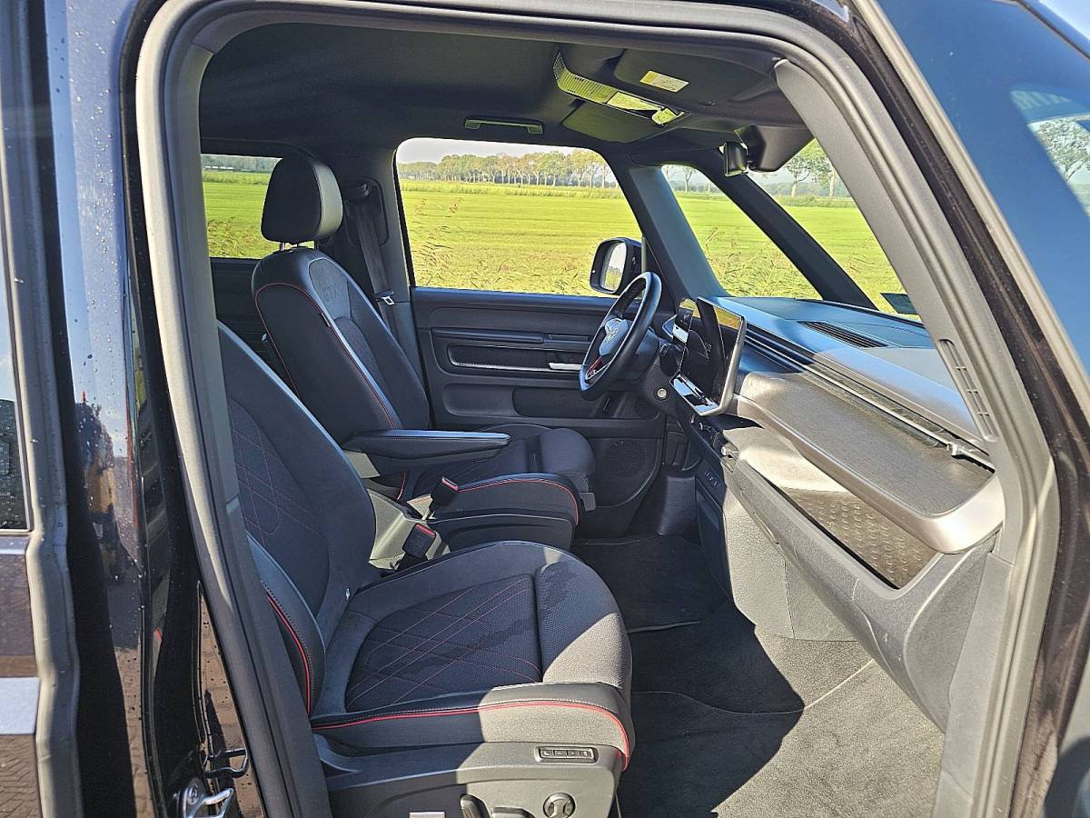 Volkswagen ID. Buzz VOLKSWAGEN ID.BUZZ GTX L2 LWB 86 kWh 4Motion 7 Persoons 2x Airco 2x Elektrische Schuifdeur LED Head Up ACC Navi Apple Carplay Stoelverwarming Full Option 340 PK!