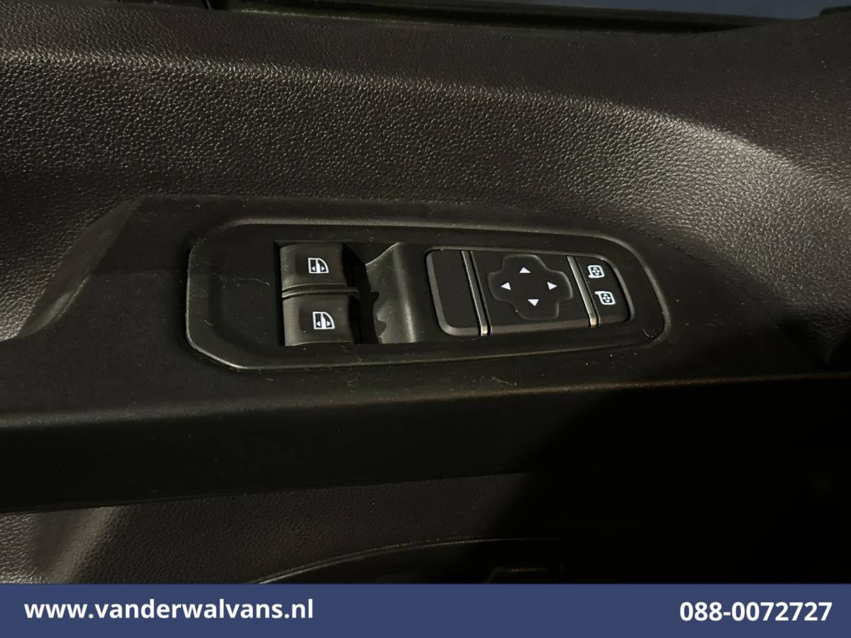 Renault Trafic Renault Trafic 2.0 dCi 131pk L2H1 Euro6 Airco | Navigatie | LED | Apple Carplay | Cruisecontrol | Parkeersensoren 2500kg trekvermogen, Bijrijdersbank