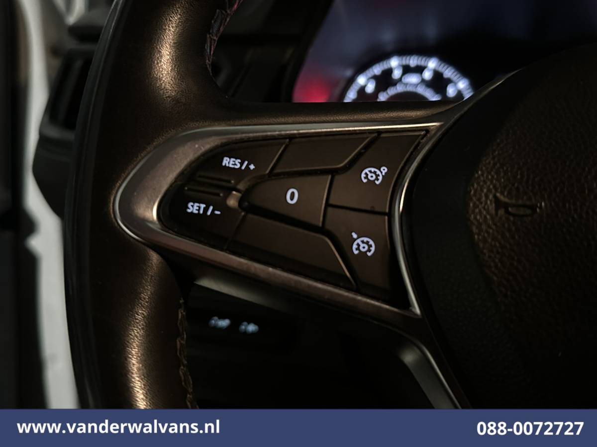 Renault Trafic Renault Trafic 2.0 dCi 131pk L2H1 Euro6 Airco | Navigatie | LED | Apple Carplay | Cruisecontrol | Parkeersensoren 2500kg trekvermogen, Bijrijdersbank