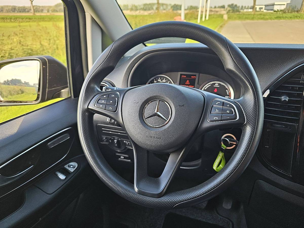 Mercedes-Benz eVito MERCEDES-BENZ EVITO L2 Bumpers-Kleur 66kWh 280KM WLTP Airco Automaat 80kw-snelladen Achterdeuren!