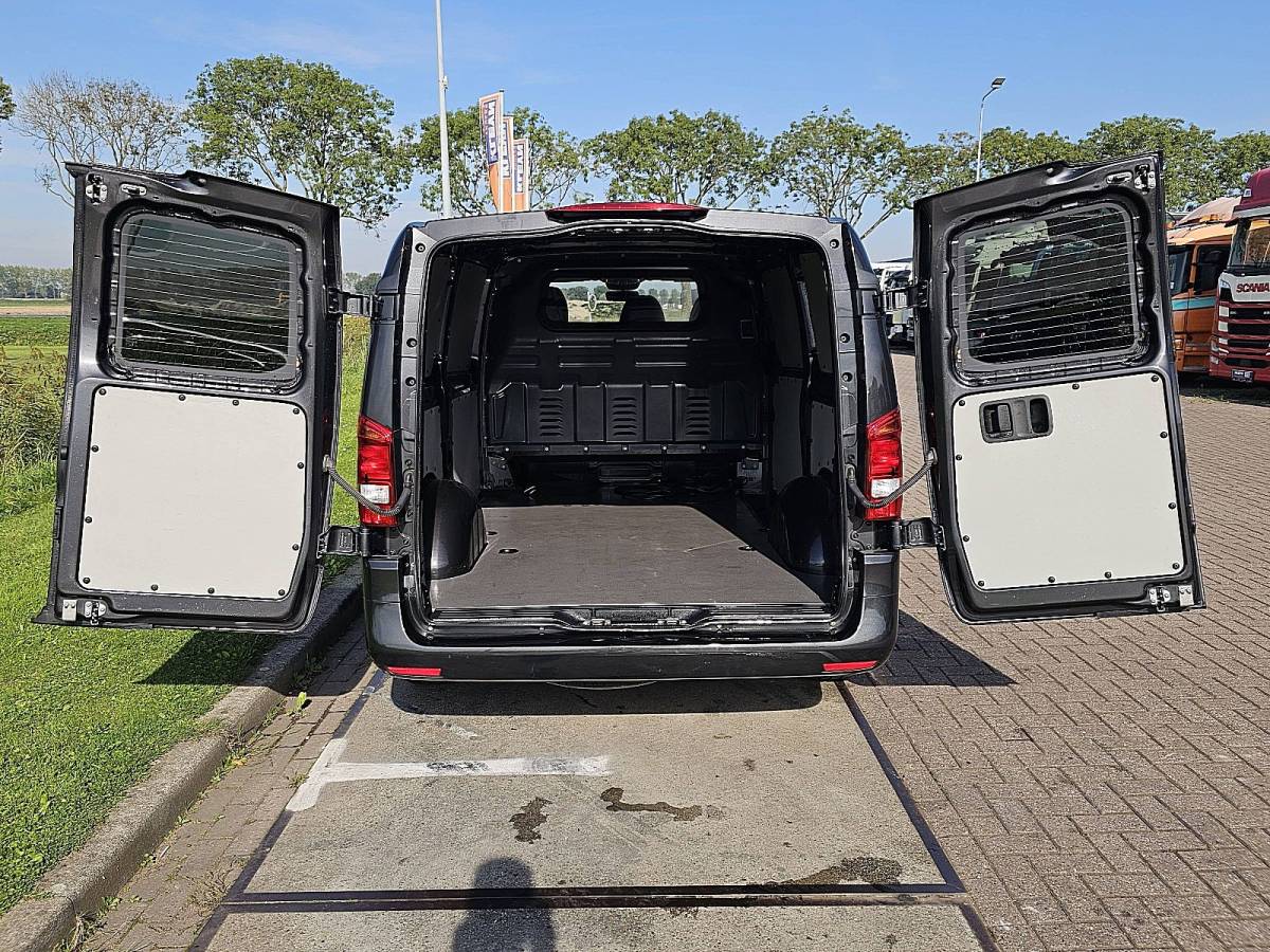 Mercedes-Benz eVito MERCEDES-BENZ EVITO L2 Bumpers-Kleur 66kWh 280KM WLTP Airco Automaat 80kw-snelladen Achterdeuren!