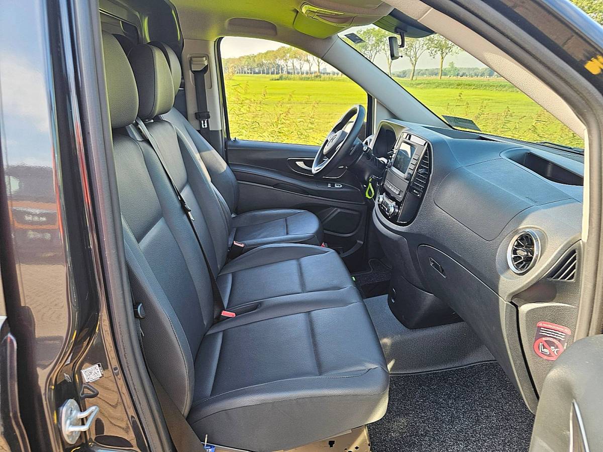 Mercedes-Benz eVito MERCEDES-BENZ EVITO L2 Bumpers-Kleur 66kWh 280KM WLTP Airco Automaat 80kw-snelladen Achterdeuren!