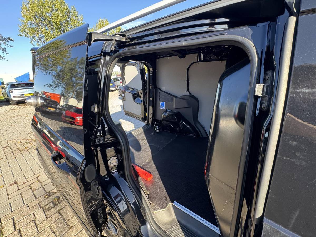 Ford Transit Courier Ford Transit Courier 1.5 TDCI Sport Duratorq S&S |  Ford SYNC 3 (touchscreen) |  Cruise control | Lichtmetalen velgen | Airconditioning