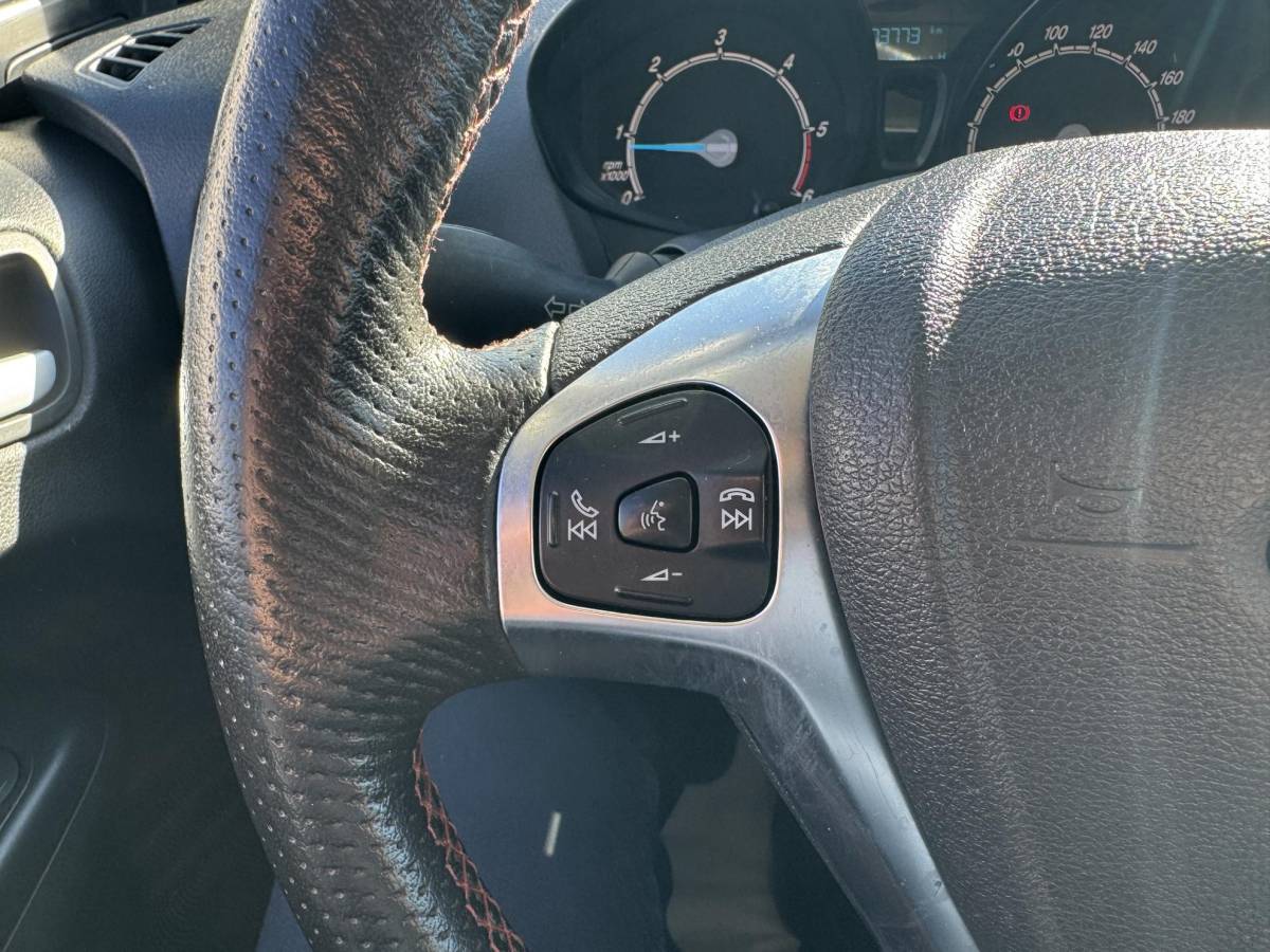 Ford Transit Courier Ford Transit Courier 1.5 TDCI Sport Duratorq S&S |  Ford SYNC 3 (touchscreen) |  Cruise control | Lichtmetalen velgen | Airconditioning