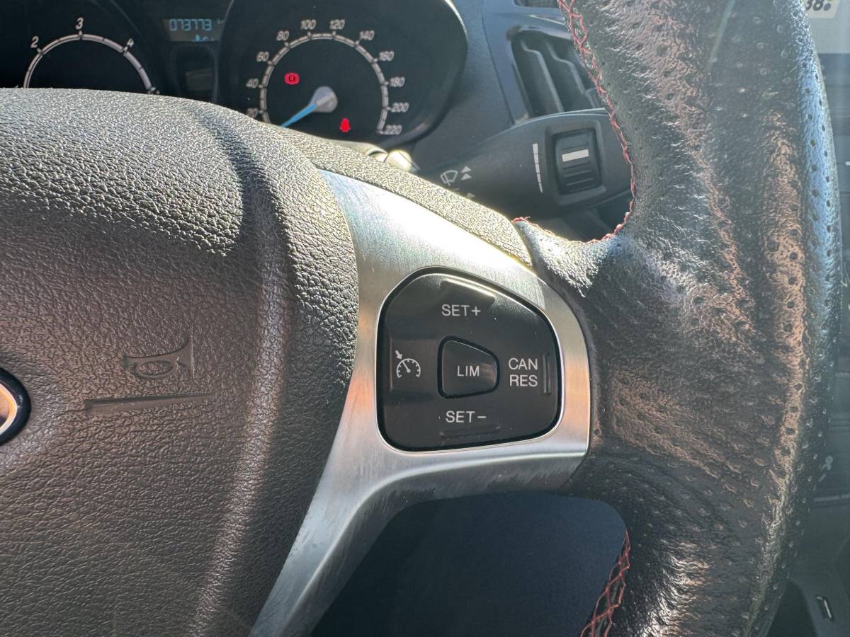 Ford Transit Courier Ford Transit Courier 1.5 TDCI Sport Duratorq S&S |  Ford SYNC 3 (touchscreen) |  Cruise control | Lichtmetalen velgen | Airconditioning