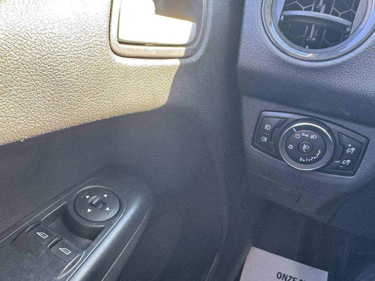 Ford Transit Courier Ford Transit Courier 1.5 TDCI Sport Duratorq S&S |  Ford SYNC 3 (touchscreen) |  Cruise control | Lichtmetalen velgen | Airconditioning
