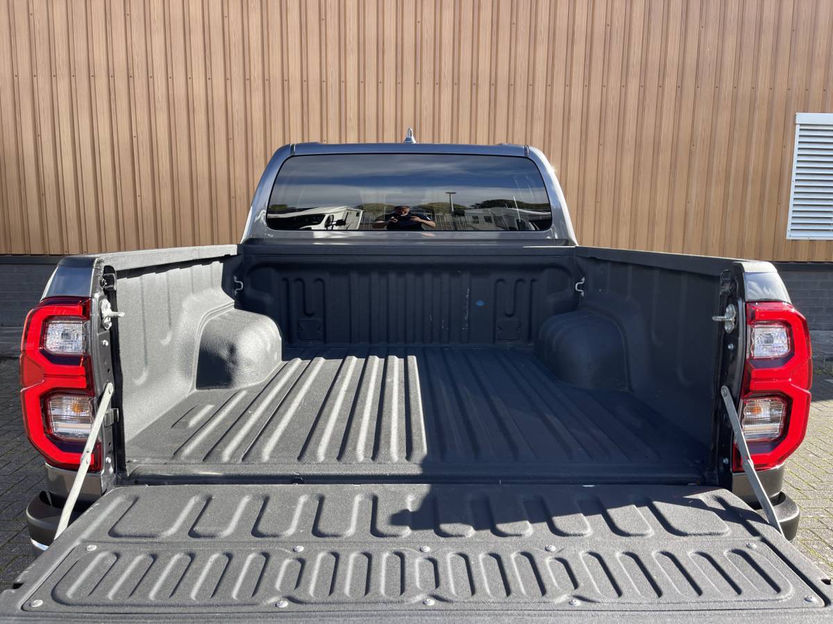 Toyota Hilux Toyota HiLux 2.8 D-4D Double Cab Executive | 2 Zits | Apple Carplay | DAB | Camera Achter | Led dagrijverlichting |