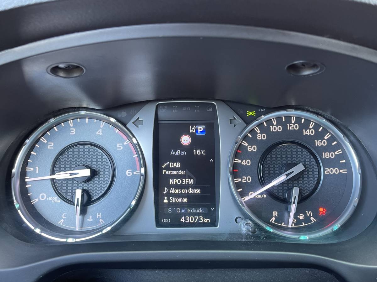 Toyota Hilux Toyota HiLux 2.8 D-4D Double Cab Executive | 2 Zits | Apple Carplay | DAB | Camera Achter | Led dagrijverlichting |