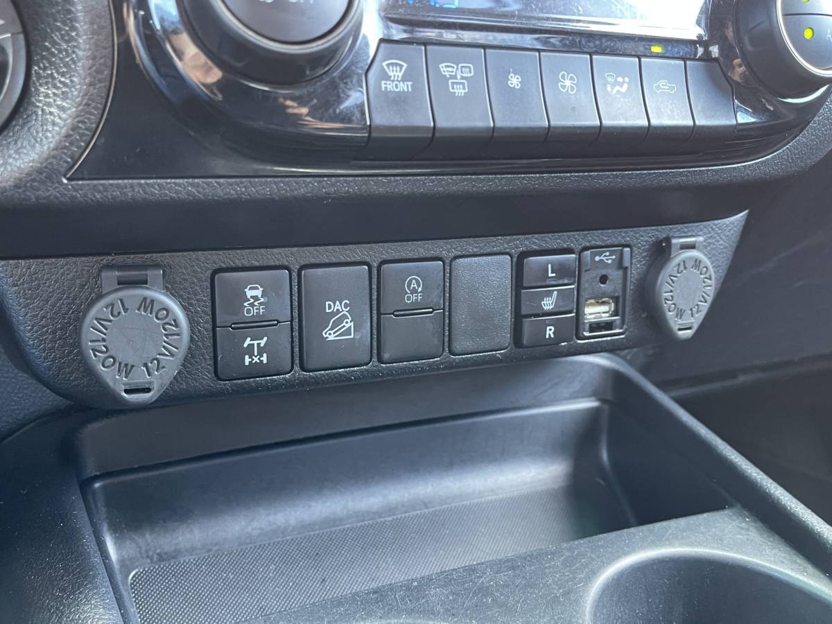Toyota Hilux Toyota HiLux 2.8 D-4D Double Cab Executive | 2 Zits | Apple Carplay | DAB | Camera Achter | Led dagrijverlichting |