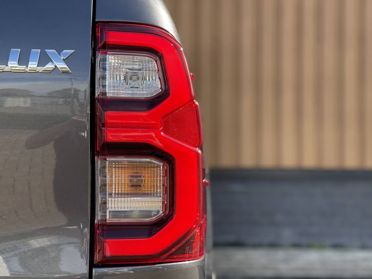 Toyota Hilux Toyota HiLux 2.8 D-4D Double Cab Executive | 2 Zits | Apple Carplay | DAB | Camera Achter | Led dagrijverlichting |