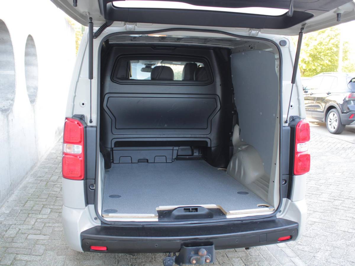 Toyota ProAce Toyota PROACE Worker 2.0 D-4D Professional Long DC | AUTOMAAT | LEDEREN BEKLEDING |