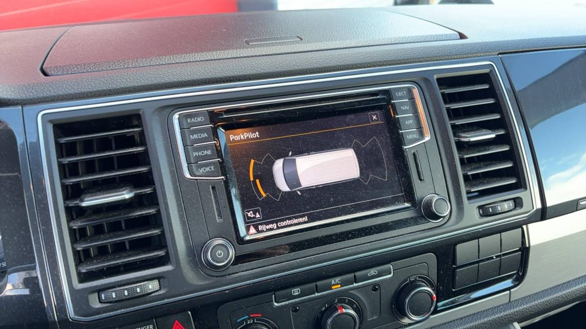 Volkswagen Transporter Volkswagen Transporter 2.0 TDI L2H1 DC Highline AUTOMAAT / 5 PERS / FULL LED / CARPLAY / NAVI / AIRCO / PDC / BLUETOOTH / ACC / NL-AUTO