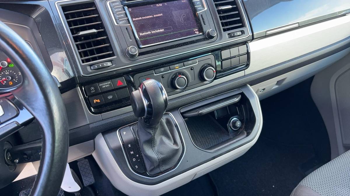 Volkswagen Transporter Volkswagen Transporter 2.0 TDI L2H1 DC Highline AUTOMAAT / 5 PERS / FULL LED / CARPLAY / NAVI / AIRCO / PDC / BLUETOOTH / ACC / NL-AUTO